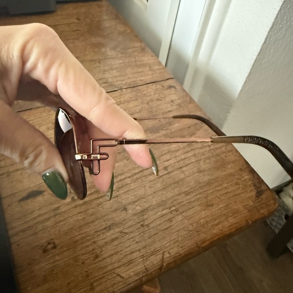 Stylish Brown Sunglasses - Picture 3 of 3